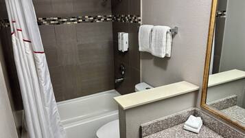 Kombinasi shower/bathtub, pengering rambut, handuk, dan sabun