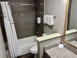 Combined shower/tub, hair dryer (on request), towels, soap - HomeTowne Studios by Red Roof Birmingham - Highway 280 (Birmingham)