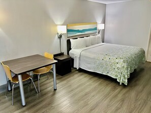 Premium bedding, desk, laptop workspace, blackout drapes - HomeTowne Studios by Red Roof Birmingham (Birmingham)