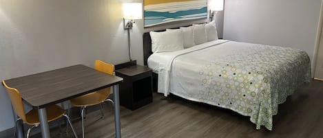 Roupas de cama premium, escrivaninha, espaço de trabalho para notebook