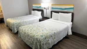 Premium bedding, desk, laptop workspace, blackout drapes - HomeTowne Studios by Red Roof Birmingham - Highway 280 (Birmingham)