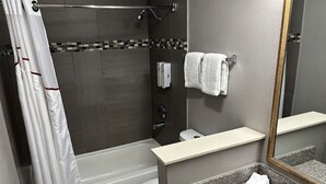 Combined shower/tub, hair dryer (on request), towels, soap - HomeTowne Studios by Red Roof Birmingham - Highway 280 (Birmingham)