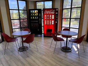 Food and drink - HomeTowne Studios by Red Roof Birmingham (Birmingham)