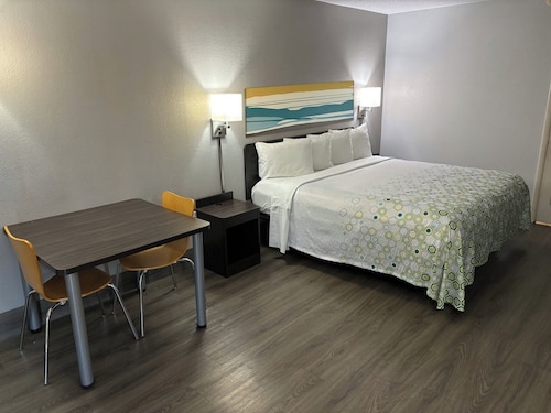 HomeTowne Studios by Red Roof Birmingham - Highway 280