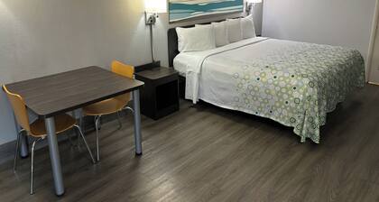 HomeTowne Studios by Red Roof Birmingham - Highway 280