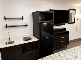Cafeteira/chaleira, geladeira grande, micro-ondas, cooktop