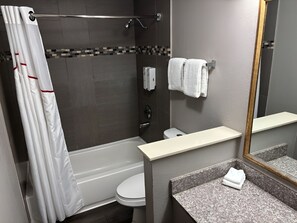 Combined shower/tub, hair dryer, towels, soap - HomeTowne Studios by Red Roof Birmingham (Birmingham)