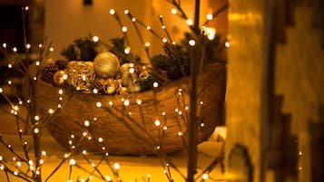 Uma tigela de madeira cheia de enfeites e luzes de Natal.