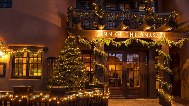 Exterior del Inn of the Anasazi con un árbol de Navidad y guirnaldas.