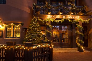 The exterior of the Inn of the Anasazi with a Christmas tree and garlands. - Rosewood Inn of the Anasazi (Santa Fe)