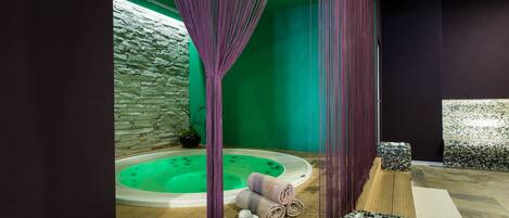 Vartalohoitoja, vartalokääreitä, vartalon kuorintoja, kasvohoitoja