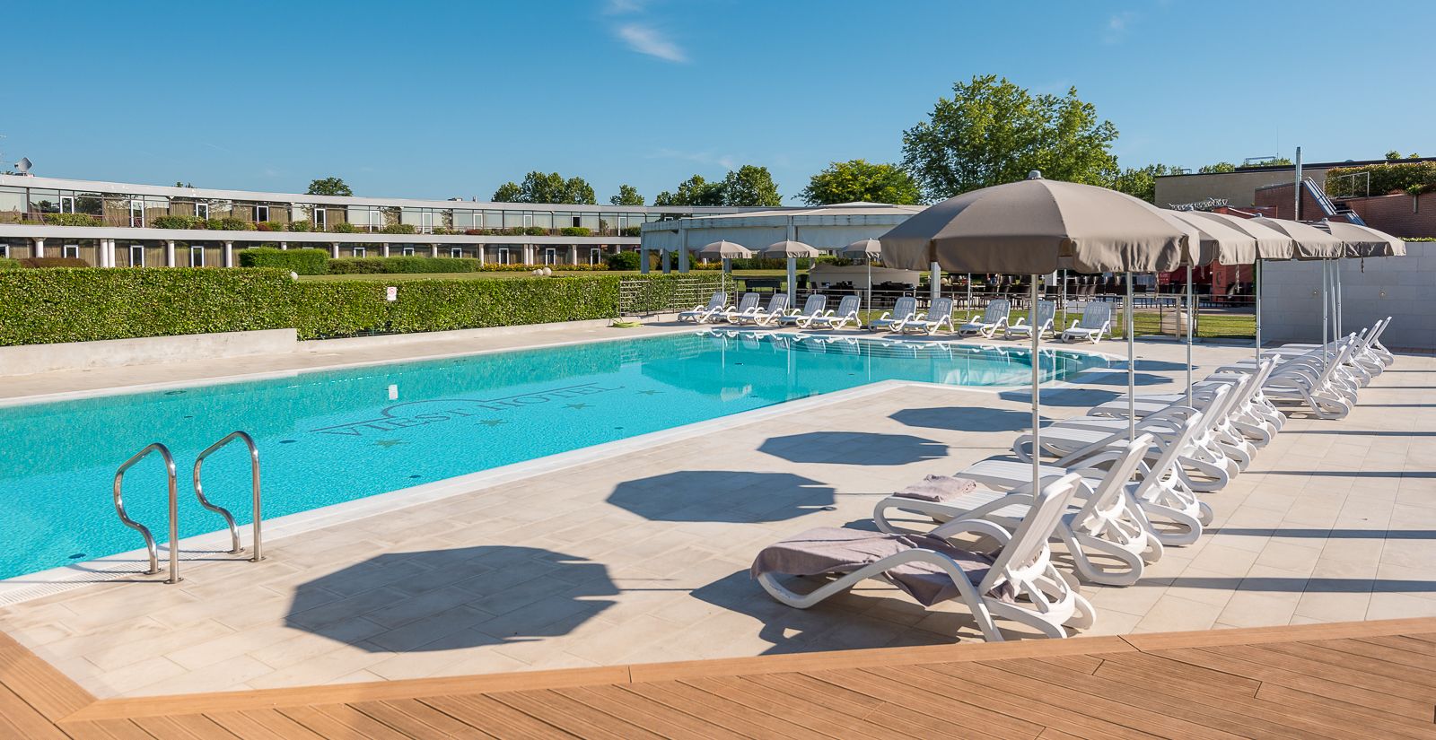 Außenpool (je nach Saison geöffnet), Sonnenschirme, Liegestühle