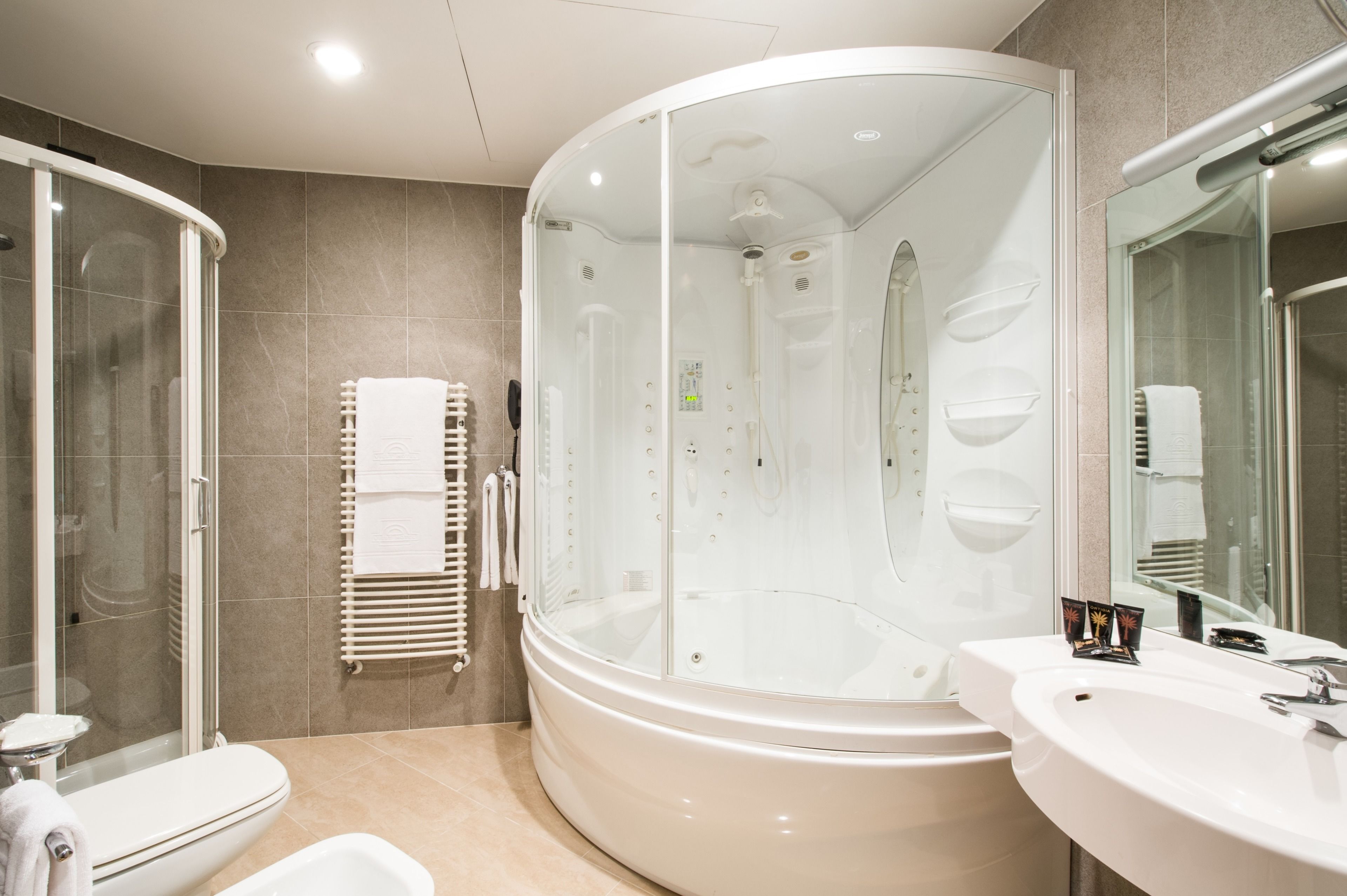 Superior Twin Room | Bathroom | Shower, eco-friendly toiletries, hair dryer, bidet