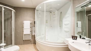 Superior Twin Room | Bathroom | Shower, eco-friendly toiletries, hair dryer, bidet