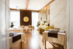 供應早餐、午餐和晚餐，游泳池景觀