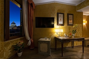 Junior Suite | Minibar, in-room safe, blackout drapes, soundproofing