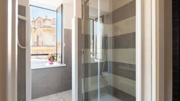 Combined shower/tub, eco-friendly toiletries, hair dryer, bidet