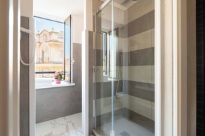 Combined shower/bathtub, eco-friendly toiletries, hair dryer, bidet - Atlante Star Hotel (Rome)