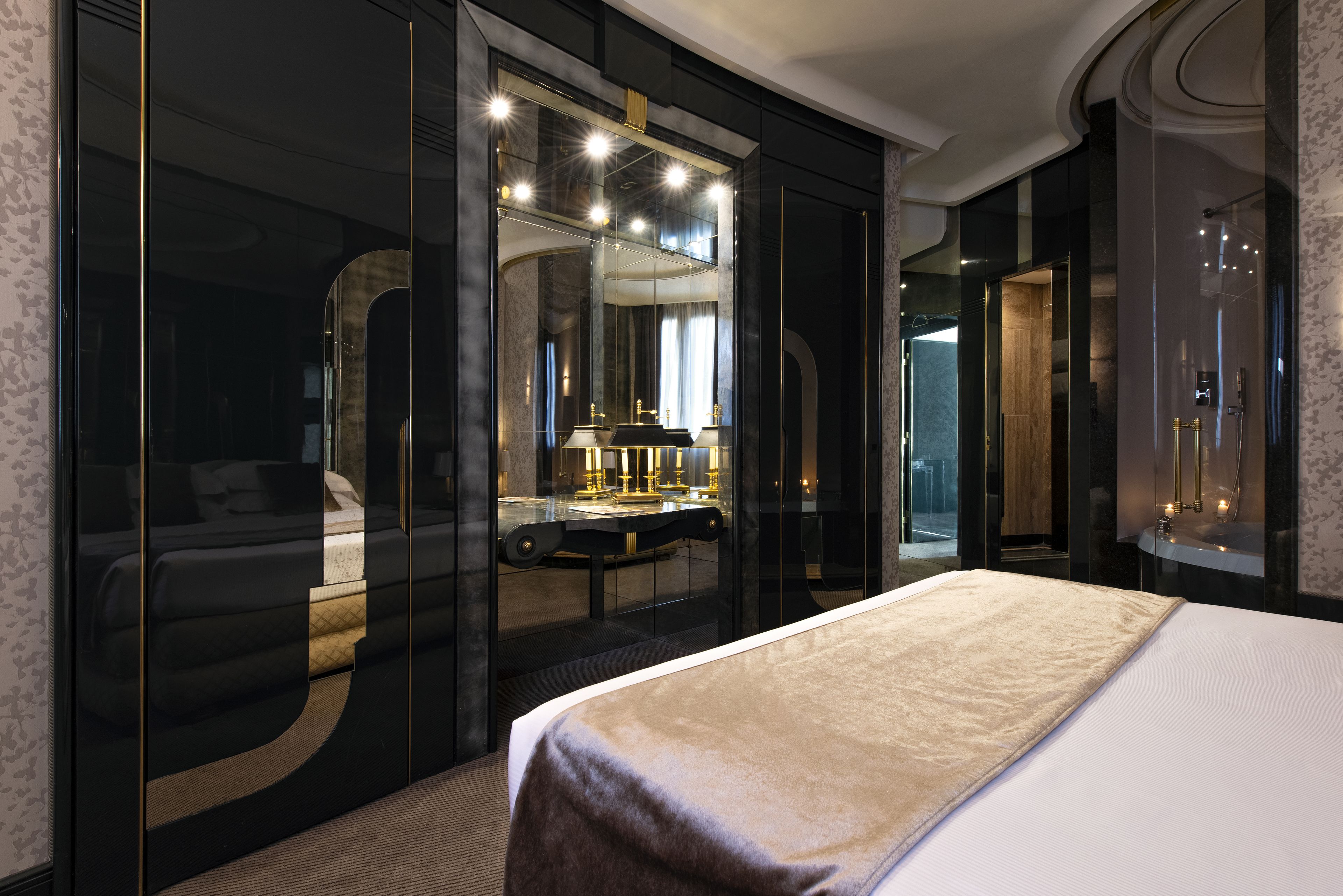 Junior Suite | Minibar, in-room safe, blackout curtains, soundproofing