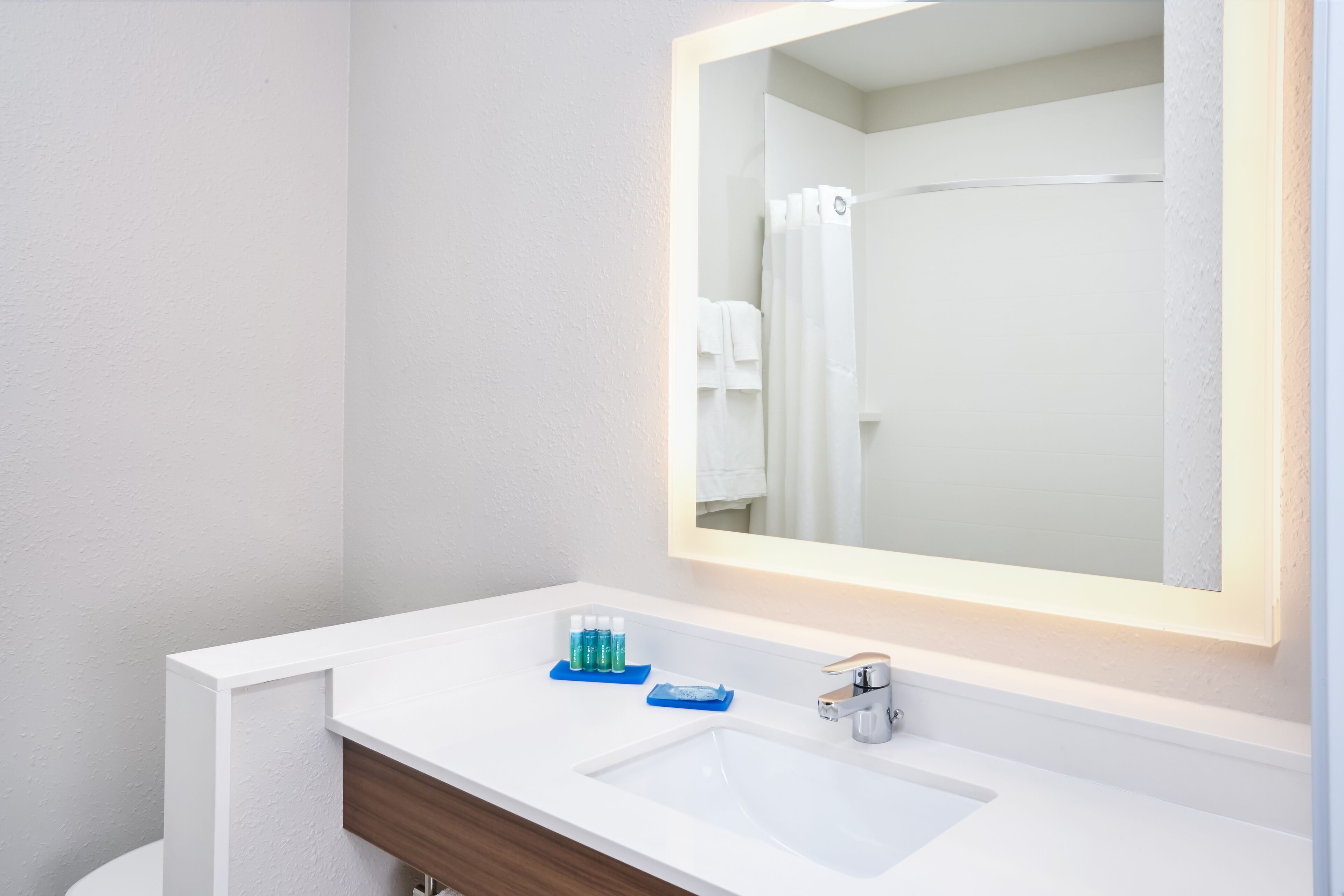 combined shower/bathtub, eco-friendly toiletries, hair dryer, towels