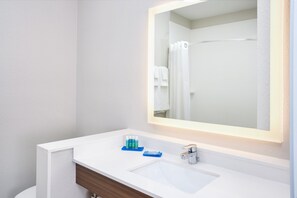 Duschwanne, umweltfreundliche Kosmetikartikel, Haartrockner, Handtücher