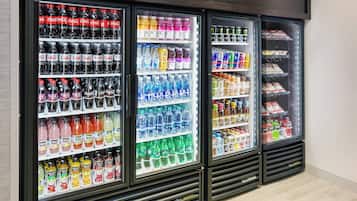 Vitrina refrigerada con diversas bebidas, incluyendo Coca-Cola, Minute Maid y otras marcas.