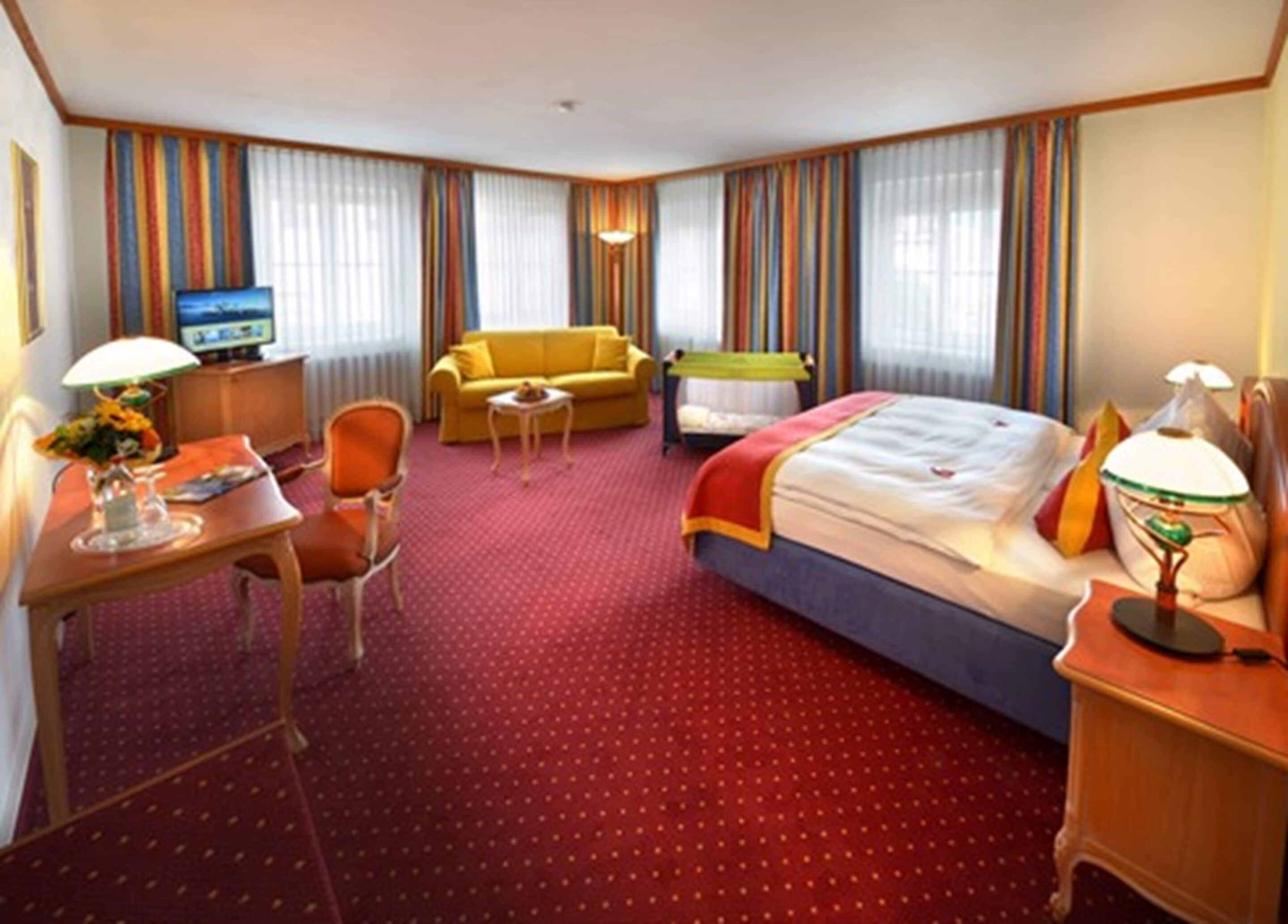 family room (3 persons) | hypo-allergenic bedding, in-room safe, blackout curtains