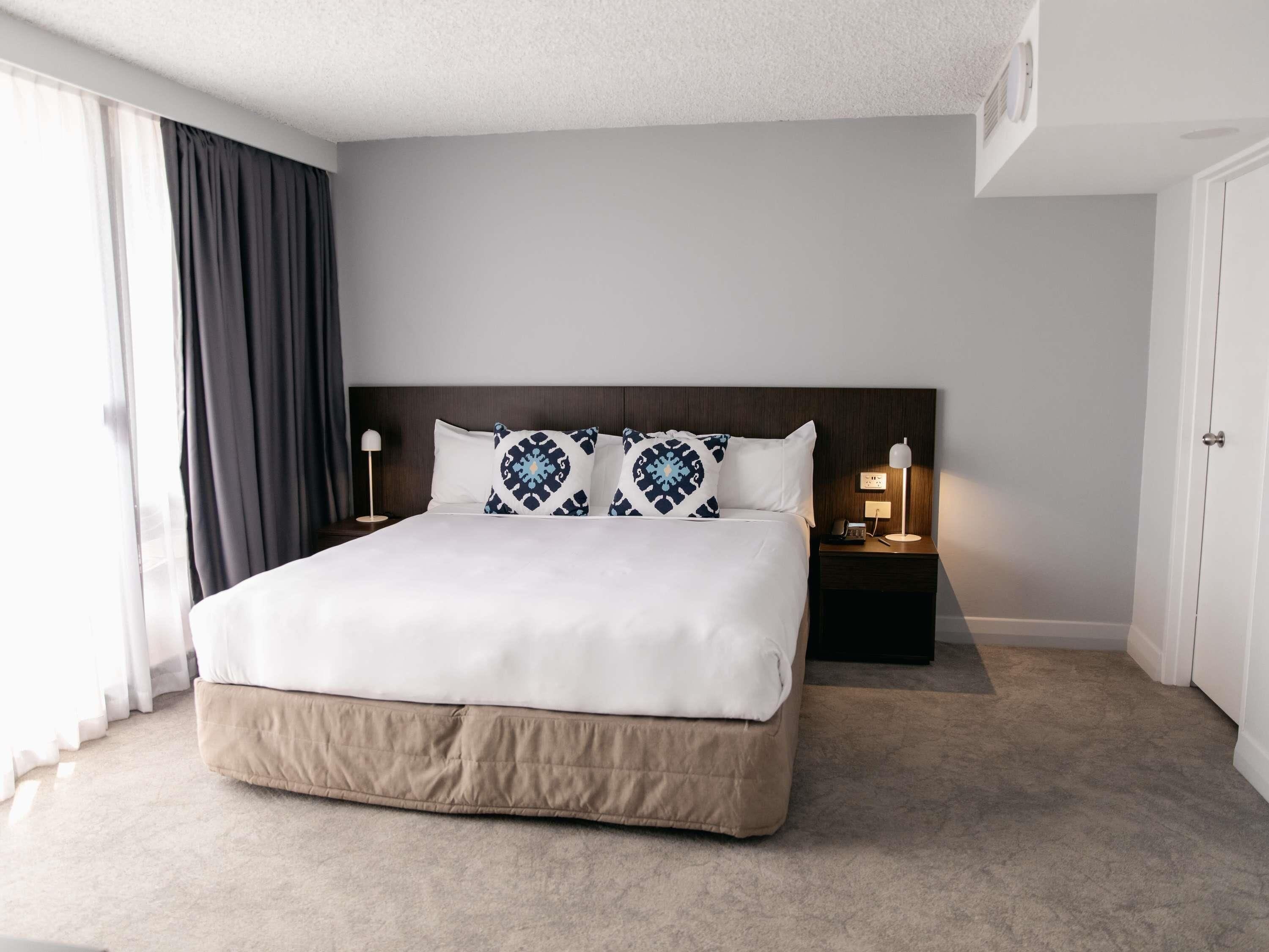 ジュニア ルーム キングベッド 1 台 バルコニー | 高級寝具、ピロートップベッド、セーフティボックス (室内)、デスク