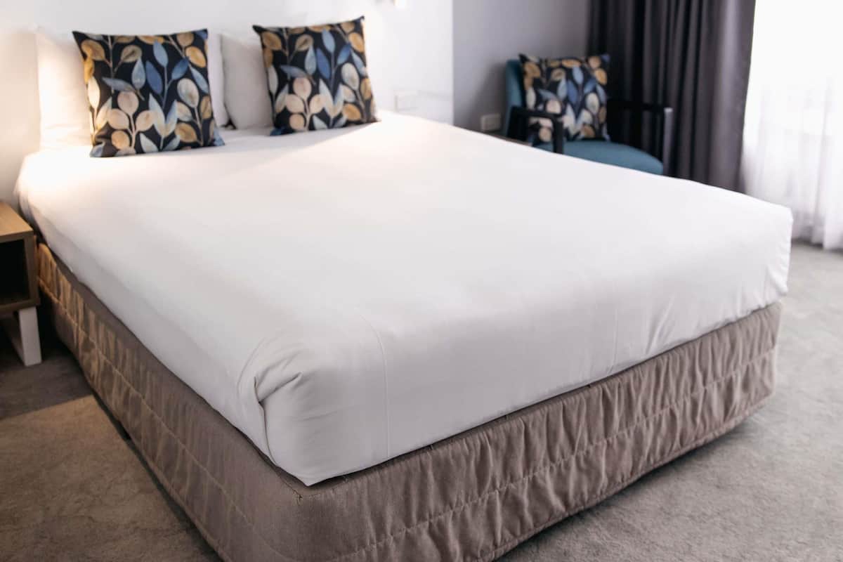 Deluxe Room, 1 Queen Bed, Balcony | Premium bedding, pillow-top beds, in-room safe, desk