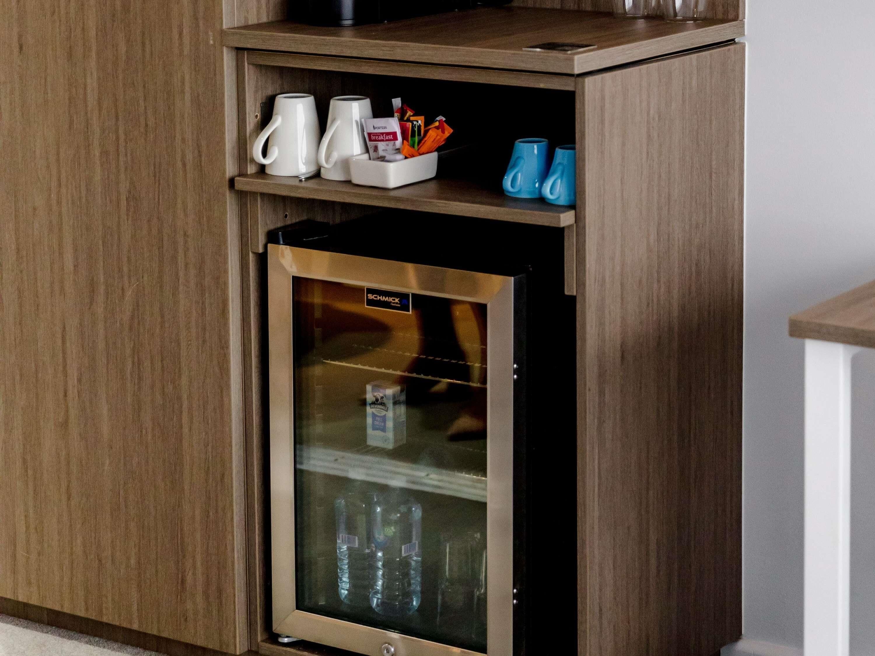 デラックス ルーム クイーンベッド 1 台 バルコニー | 高級寝具、ピロートップベッド、セーフティボックス (室内)、デスク