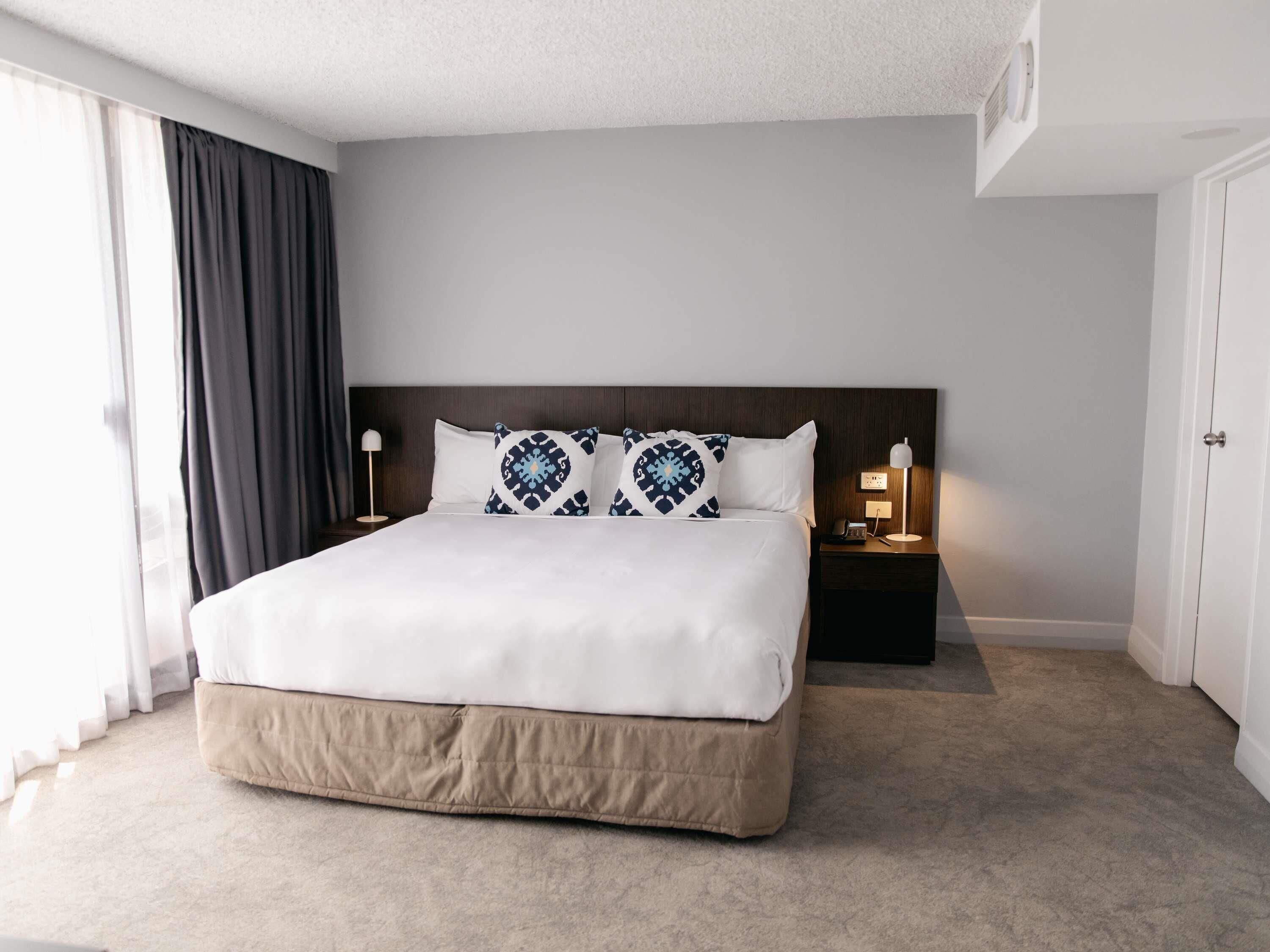 أغطية فراش متميزة وأسرّة بطبقة علوية مريحة وخزنة داخل الغرفة ومكتب