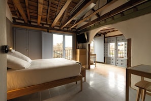 Habitación de diseño doble | Caja fuerte, decoración individual, escritorio y cortinas opacas