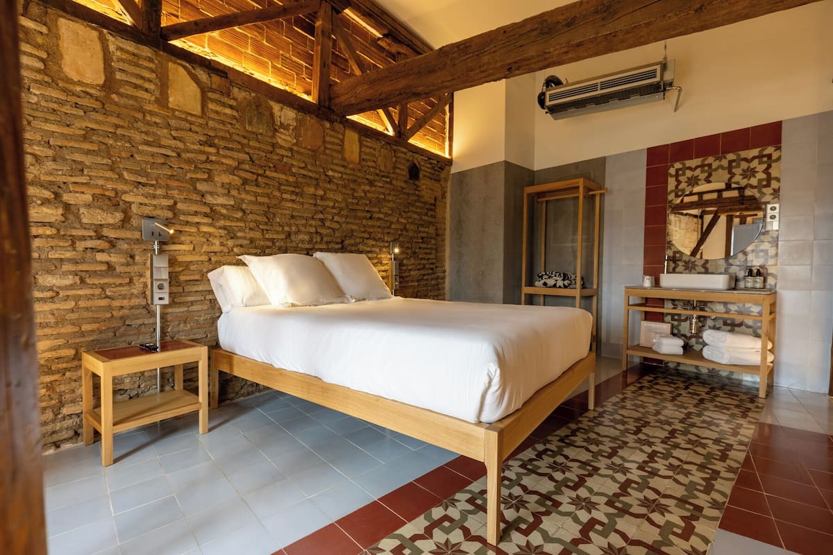 Design Double Room | In-room safe, individually decorated, desk, blackout drapes