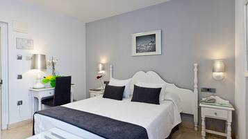 Een kluis op de kamer, individueel gedecoreerd, een bureau