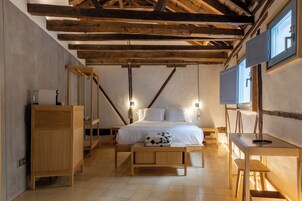 Habitación Confort | Caja fuerte, decoración individual, escritorio y cortinas opacas