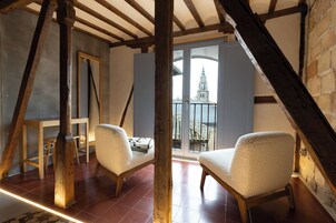 Design Double Room | In-room safe, individually decorated, desk, blackout drapes