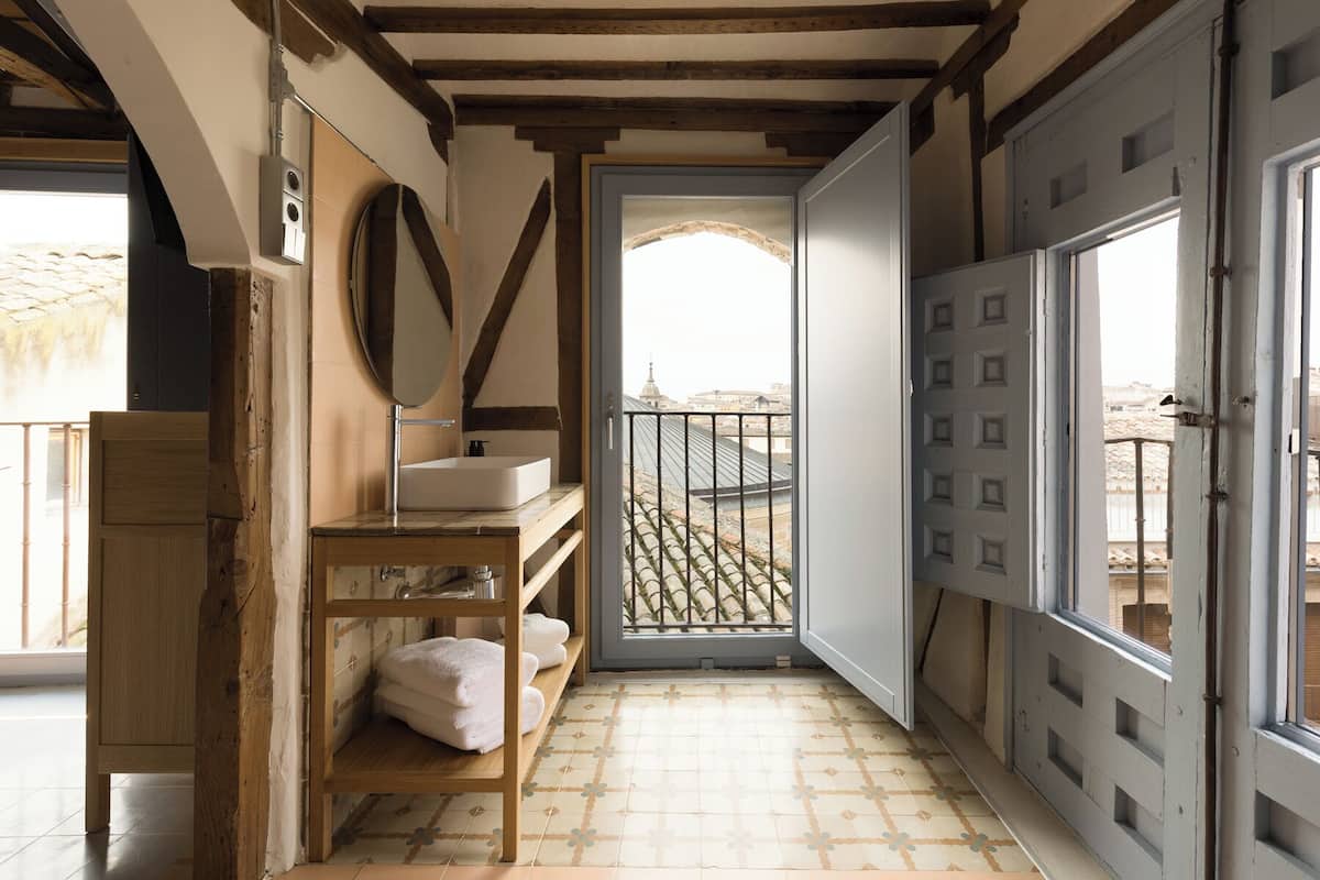 design double room | bathroom | designer toiletries, towels