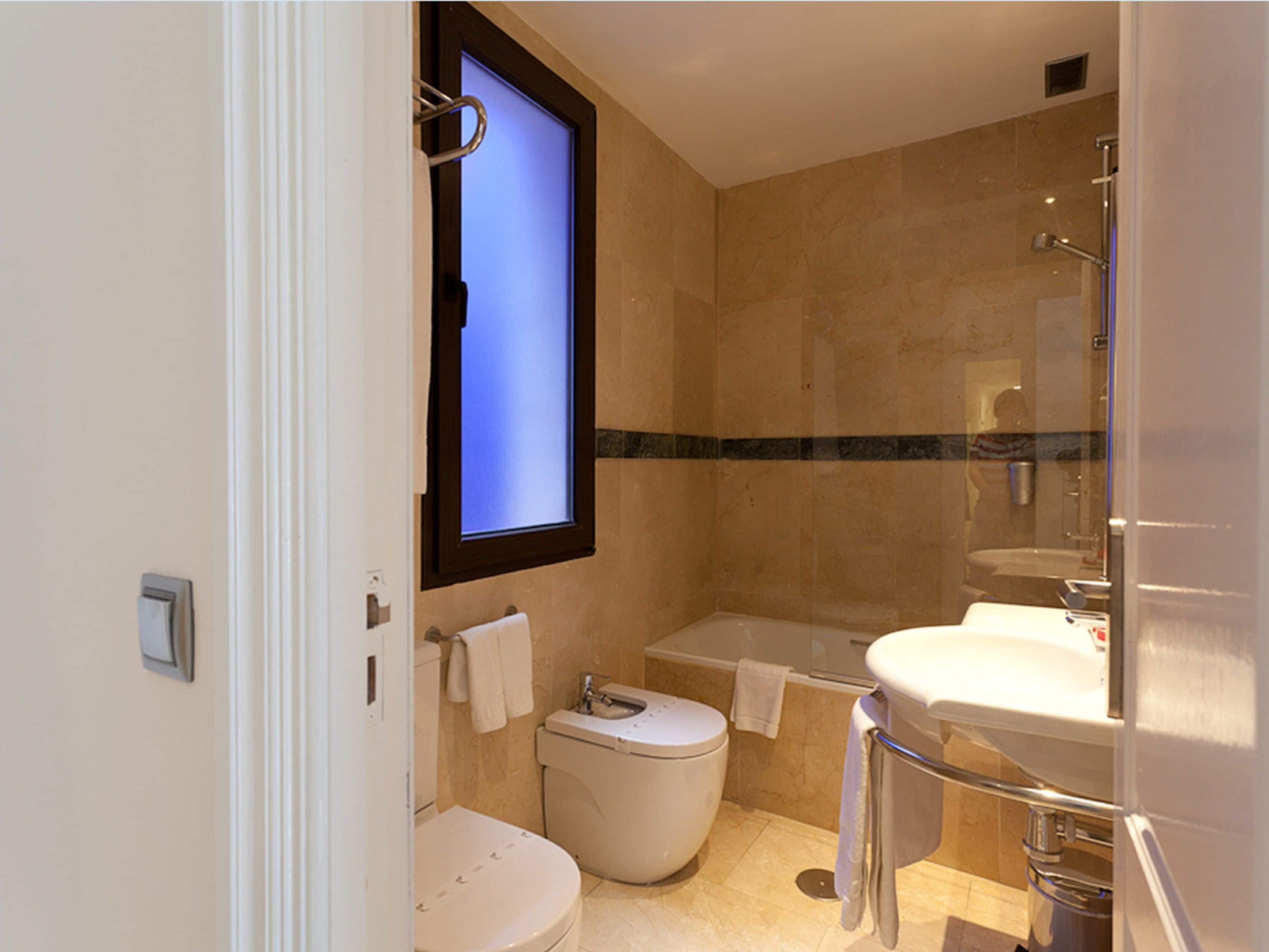 designer toiletries, towels