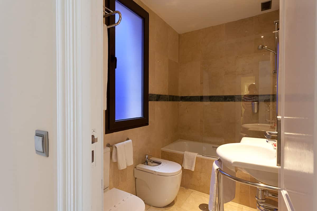 designer toiletries, towels