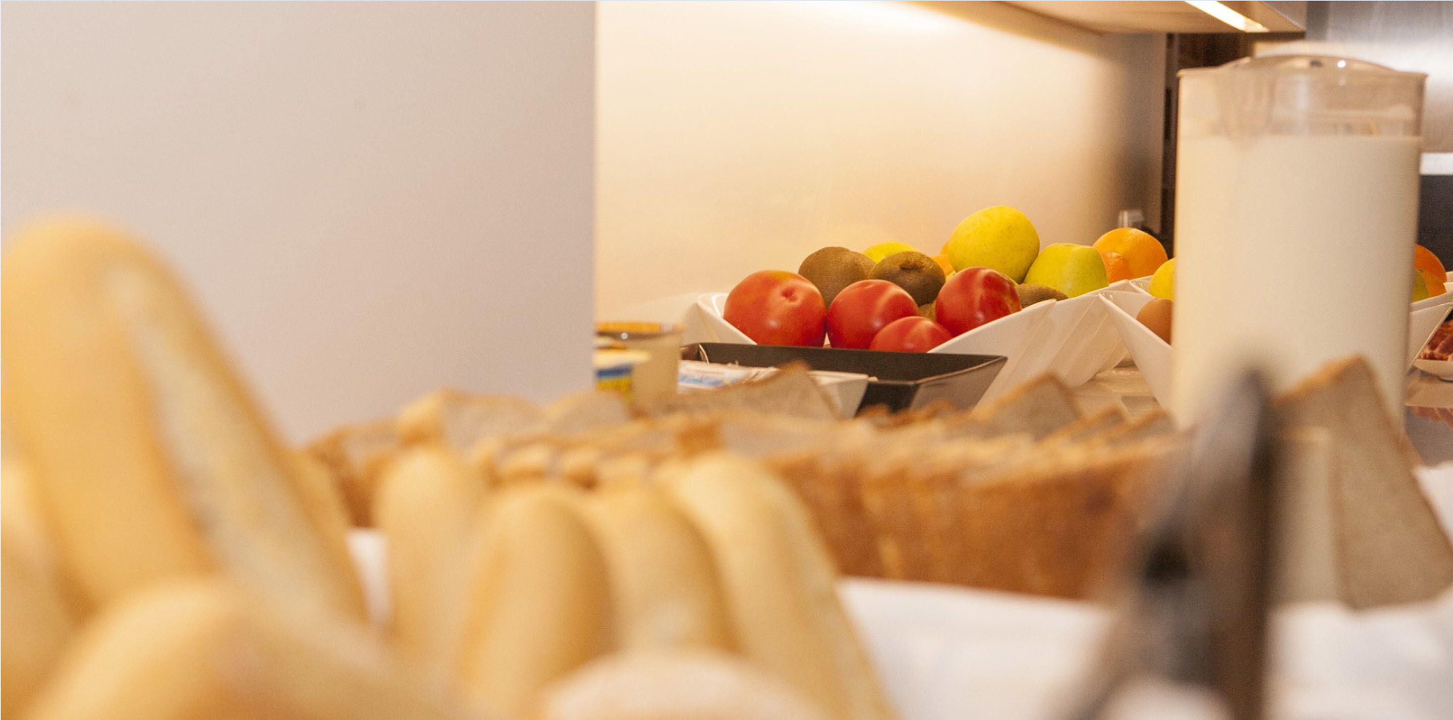 Buffet breakfast for a fee on weekdays