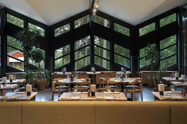 Breakfast, lunch and dinner served