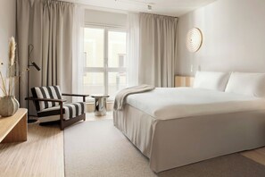 Habitación Deluxe, 1 cama matrimonial | Minibar, caja de seguridad en la habitación y escritorio 