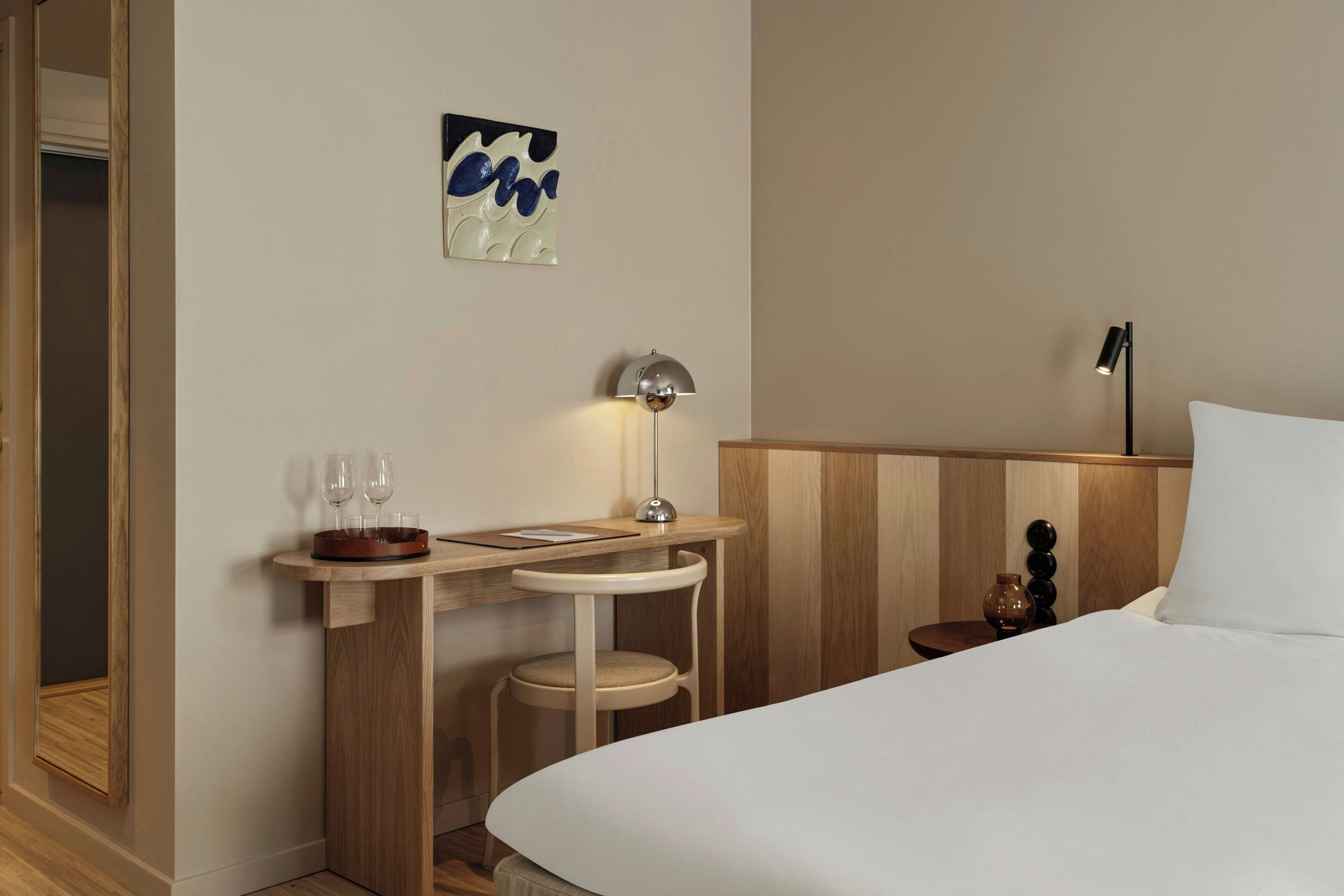 Standard Room, 1 King Bed, Courtyard View | Minibar, in-room safe, desk, blackout drapes