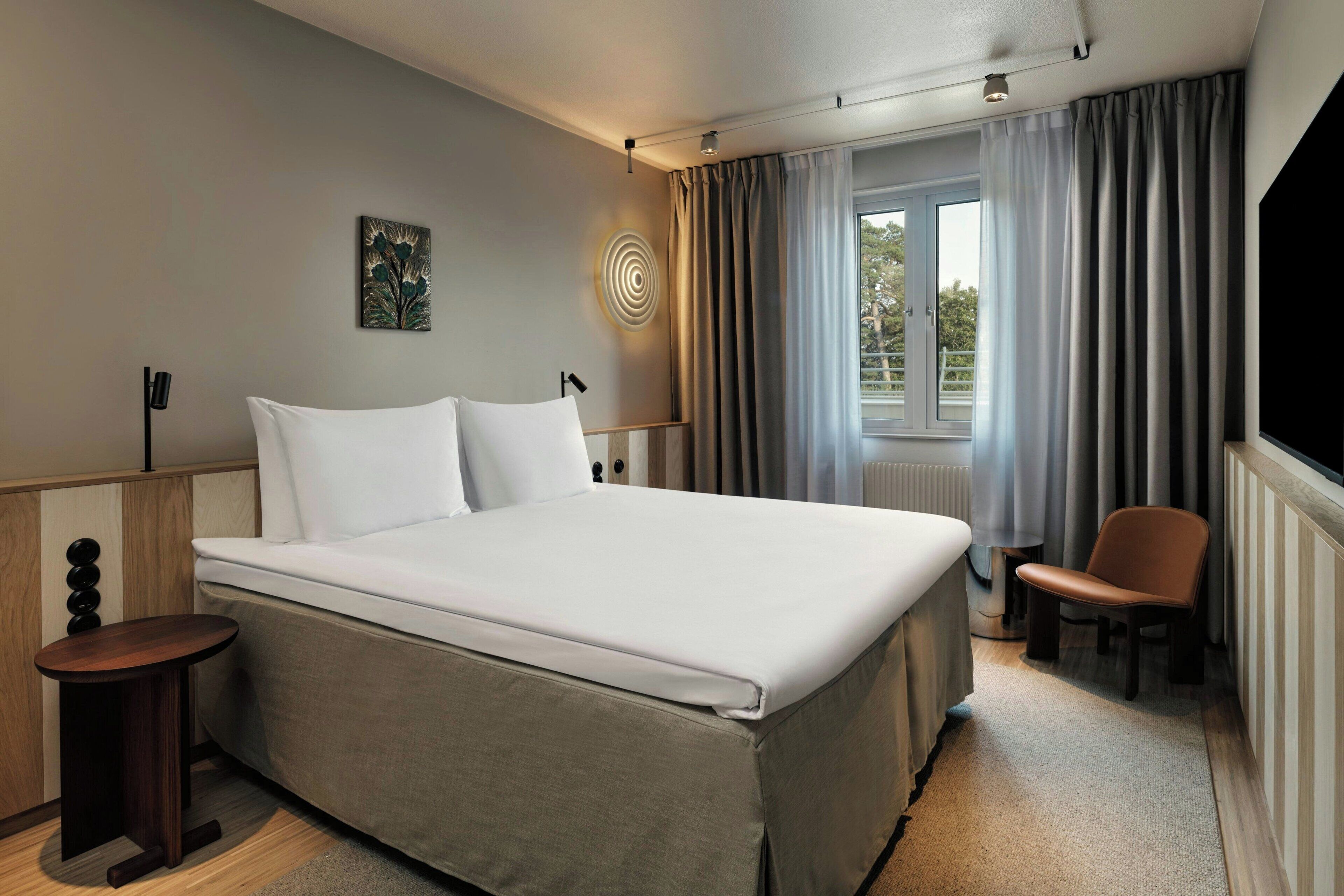 Minibar, safe på rommet, skrivebord og blendingsgardiner