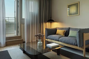 Minibar, caja de seguridad en la habitación y escritorio 