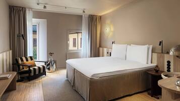 Een minibar, een kluis op de kamer, een bureau, verduisterende gordijnen