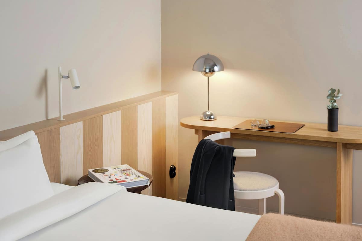 Habitación superior, 1 cama King size, vista al patio | Minibar, caja de seguridad en la habitación y escritorio
