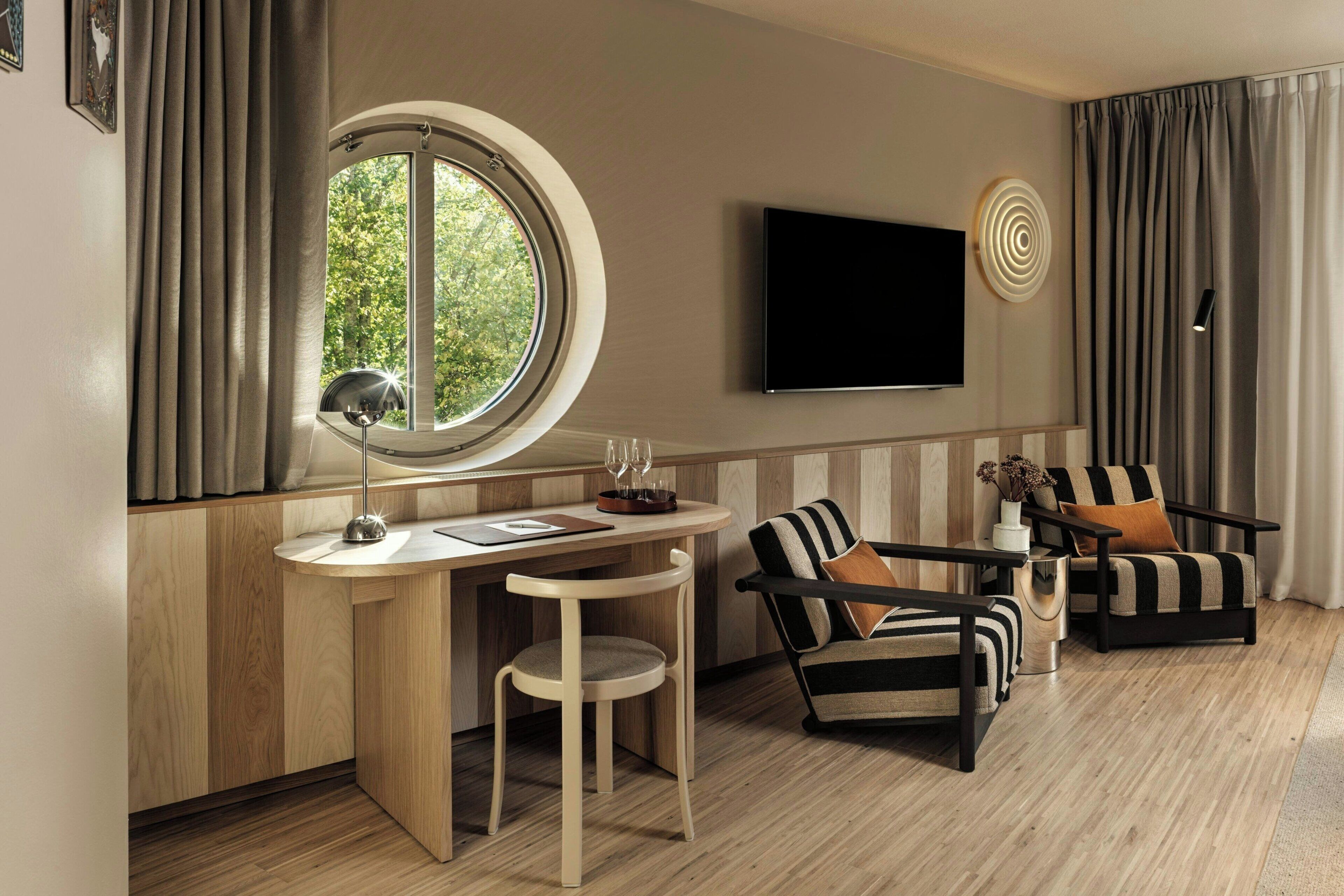 Superior Room, 1 King Bed, Courtyard View | Minibar, in-room safe, desk, blackout drapes