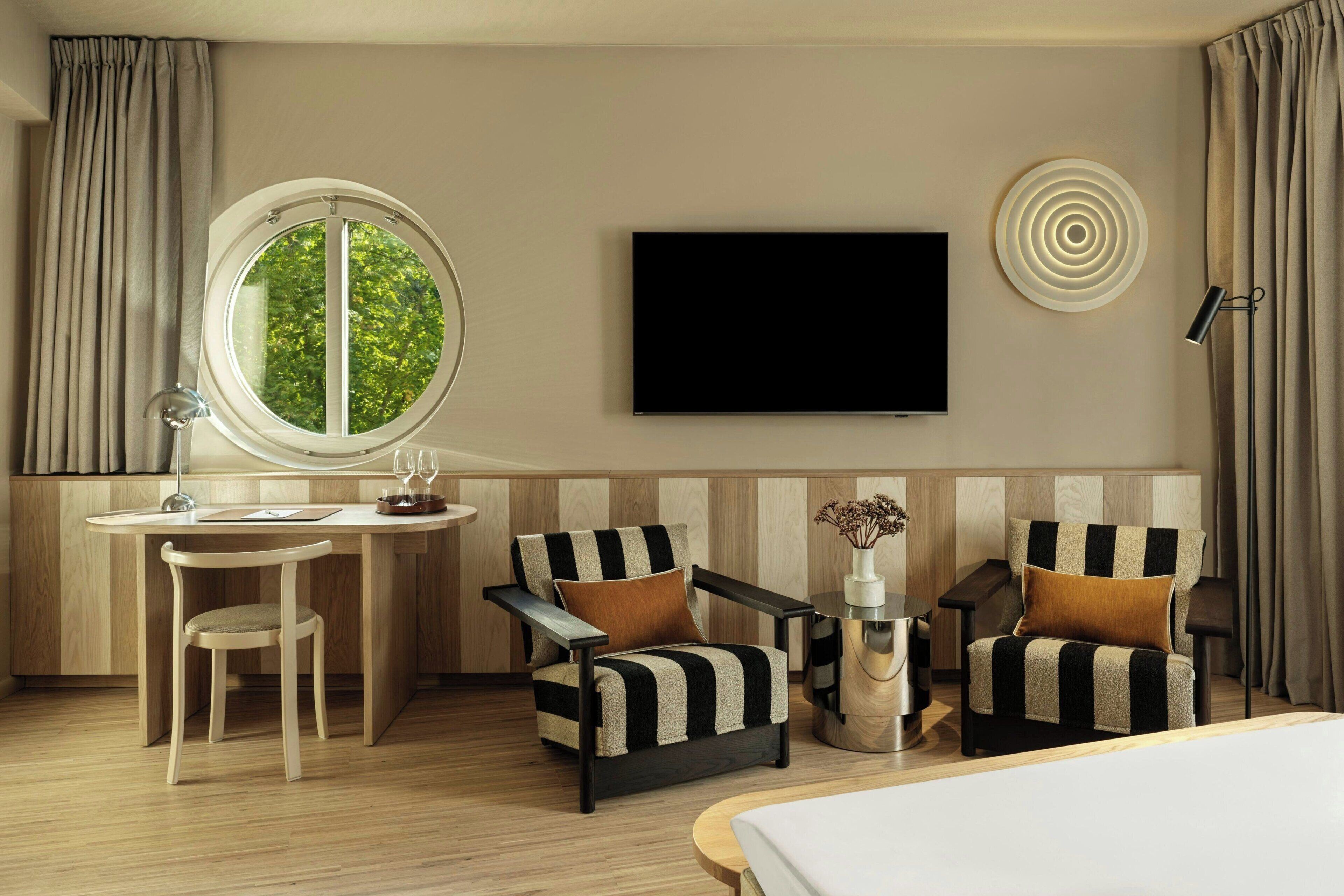 Superior-rum - 1 kingsize-säng - utsikt mot innergården | Minibar, värdeförvaringsskåp på rummet och skrivbord