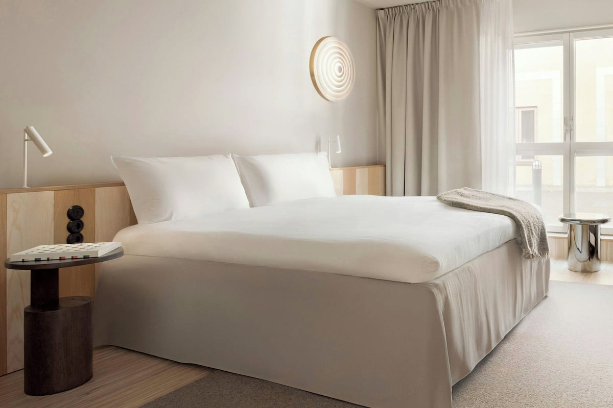 Habitación estándar, 1 cama King size, vista al patio | Minibar, caja de seguridad en la habitación y escritorio